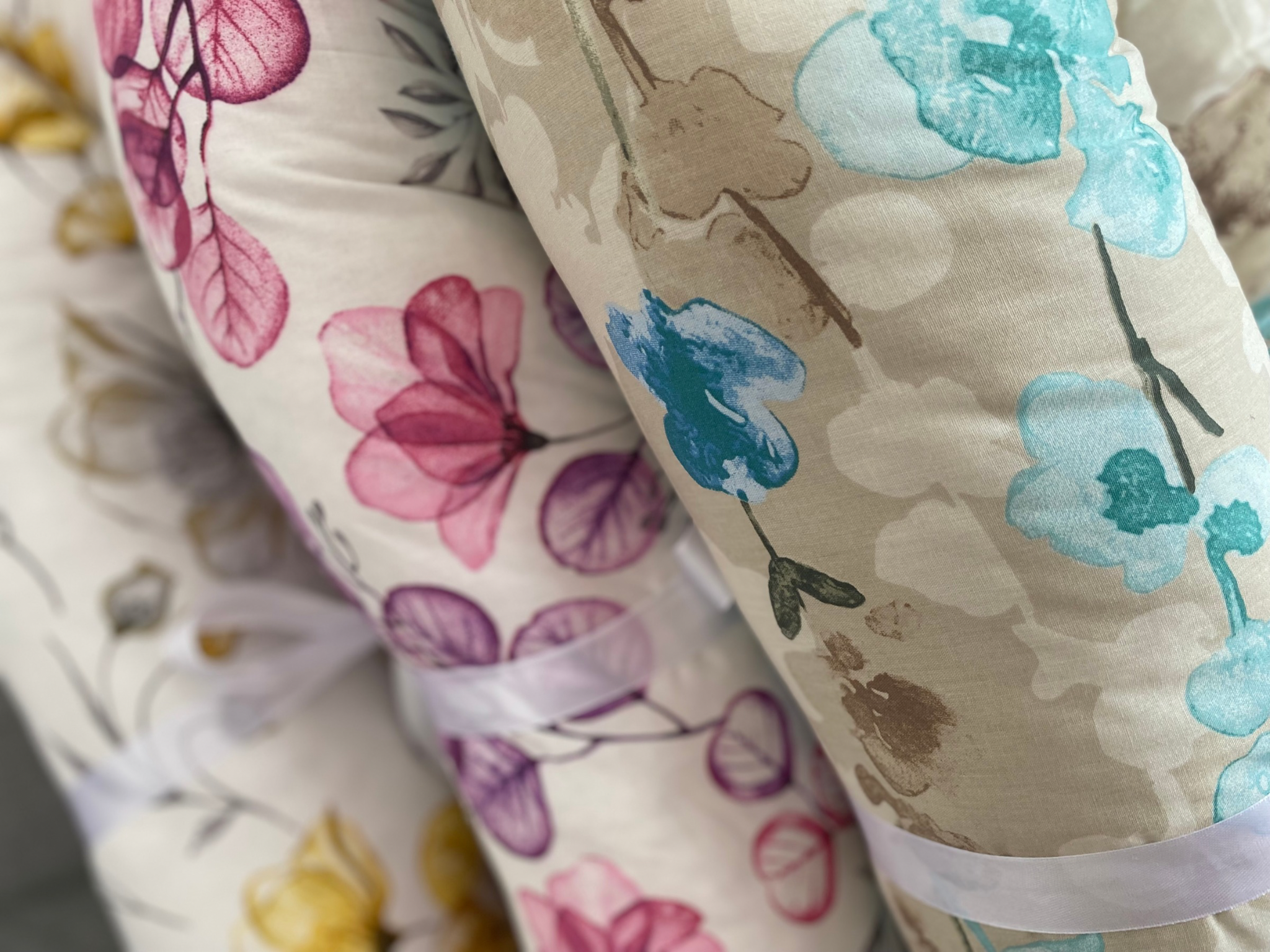 Těhotenský polštář fialovo-růžové květy a listy